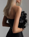 Top negro con flores y plumas