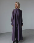 Lila Seiden-Maxikleid mit Schleifenkragen