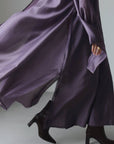 Lila Seiden-Maxikleid mit Schleifenkragen