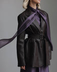 Lila Seiden-Maxikleid mit Schleifenkragen
