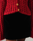 Jersey rojo de punto grueso con botones dorados