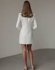 Abito in tweed bianco con polsini in piume