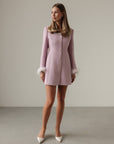 Elegantes rosa Tweedkleid mit Federmanschetten