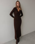 Schickes schokobraunes Strick-Midikleid