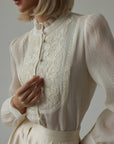 Blouse à délicats détails en dentelle