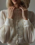 Blouse à délicats détails en dentelle