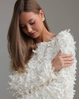 Blusa texturizada con detalles de plumas