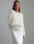 Blusa texturizada con detalles de plumas