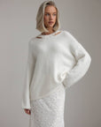 Weißer Strickpullover mit Perlendetails