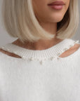 Weißer Strickpullover mit Perlendetails