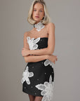 Minivestido negro con flores aplicadas