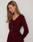 Abito in maglia svasato bordeaux con bottoni