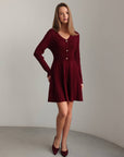 Abito in maglia svasato bordeaux con bottoni