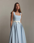 Plissiertes Midikleid in Babyblau mit Gürtel