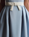 Plissiertes Midikleid in Babyblau mit Gürtel
