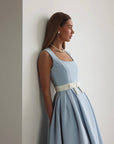 Plissiertes Midikleid in Babyblau mit Gürtel