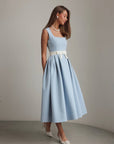 Plissiertes Midikleid in Babyblau mit Gürtel