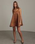 Robe trapèze en satin caramel
