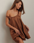 Robe trapèze en satin caramel