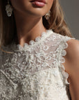 Midikleid aus Chantilly-Spitze mit Schößchen