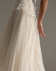 Midikleid aus Chantilly-Spitze mit Schößchen