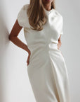 Vestido midi de satén blanco minimalista