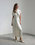 Vestido midi de satén blanco minimalista