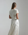 Vestido midi de satén blanco minimalista