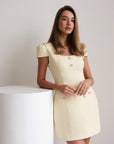 Vestido de tweed amarillo pastel con detalles dorados