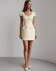 Vestido de tweed amarillo pastel con detalles dorados