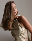 Robe beige élégante brodée à col licou