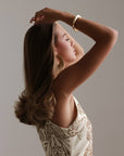 Robe beige élégante brodée à col licou