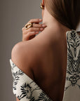 Robe longue beige drapée à col licou