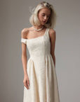 Abito in pizzo crema con scollo quadrato Claire