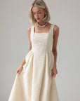Abito in pizzo crema con scollo quadrato Claire