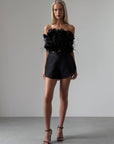 Top negro con flores y plumas