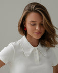 Polo in cotone bianco con bordo in pizzo