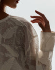 Blusa blanca con bordado de encaje