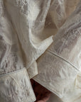 Blusa blanca con bordado de encaje