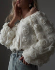 Blusa romántica con rosas y mangas abullonadas