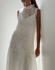 Elegantes weißes Kleid mit Blumenmuster