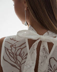 Elegantes weißes Kleid mit Blumenmuster