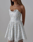 Trägerloses Minikleid mit Blumenmuster