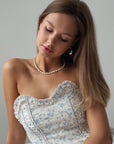 Trägerloses Minikleid mit Blumenmuster