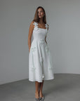 Vestido midi blanco con apliques florales