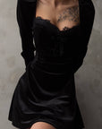 Schwarzes Samt-Minikleid mit Spitzendetails