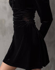 Schwarzes Samt-Minikleid mit Spitzendetails