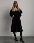Vestido negro con cuello plisado beige