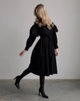 Vestido negro con cuello plisado beige
