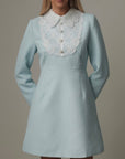 Robe vintage bleu pastel à col en dentelle